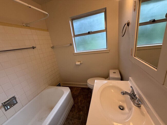 Building Photo - Lovely and Warm Home in Edmonds Available Now