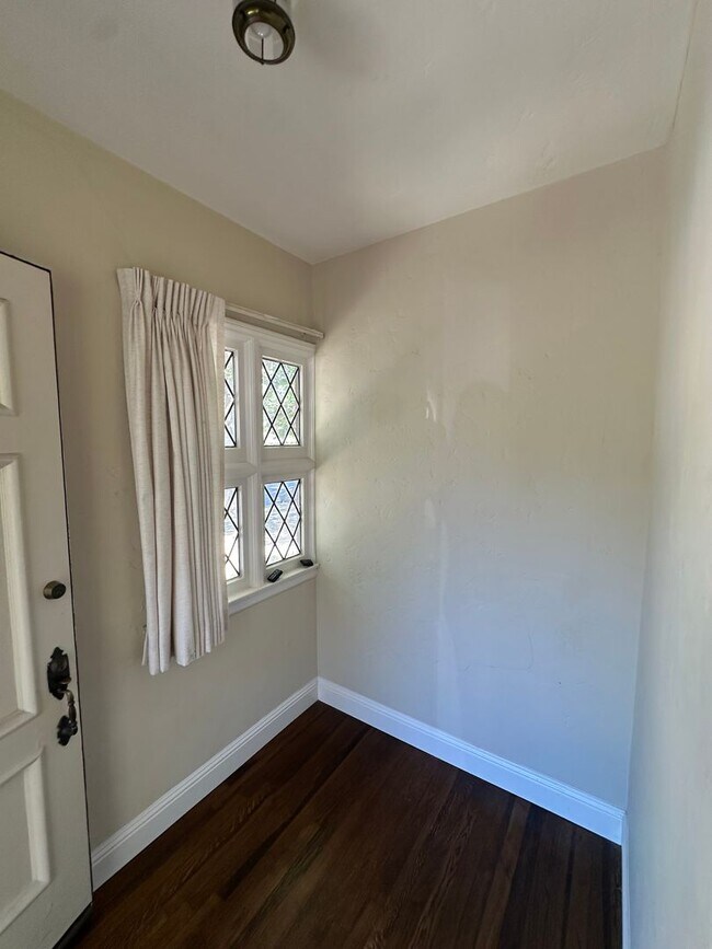 Building Photo - 49-1405