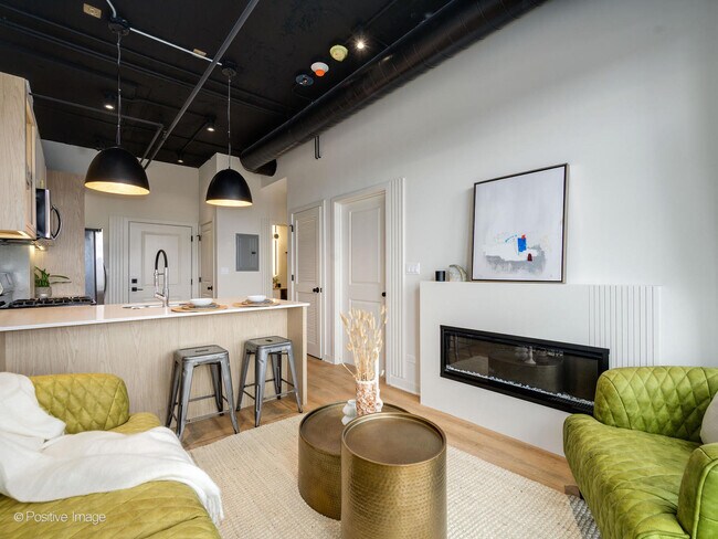 Building Photo - 2725 N Thatcher Ave