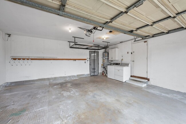 Building Photo - MOVE IN SPECIAL: 1/2-Off First Month's Ren...