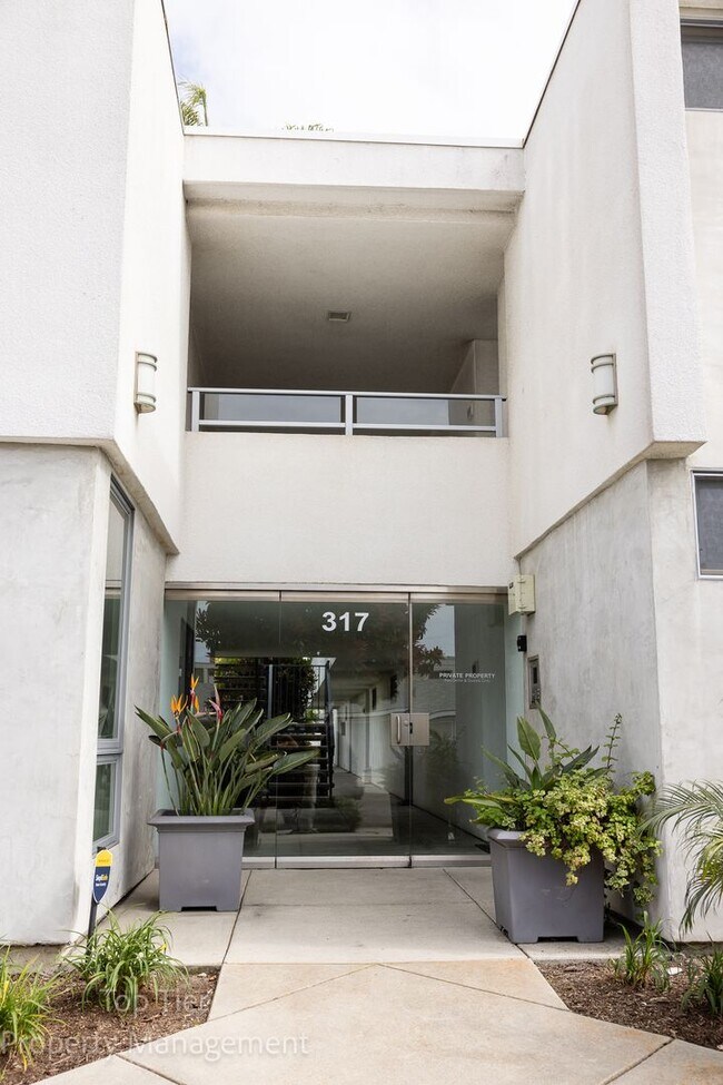 Building Photo - 2-bed, 2-bath 972sqft condo, walking distance to beach in Carlsbad Village, literally one block o...