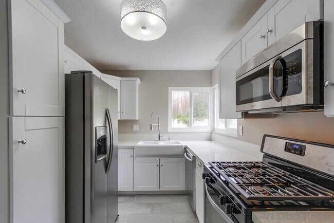 Building Photo - 129 S San Jacinto Dr