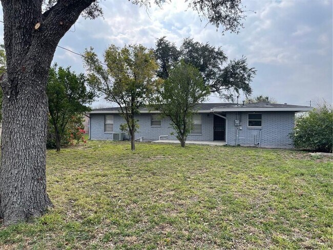 Building Photo - 610 W Jones Ave