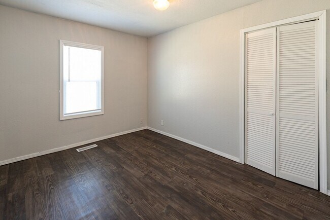 Building Photo - 3 BED/ 1 BATH IN UP AND COMING NEIGHBORHOOD