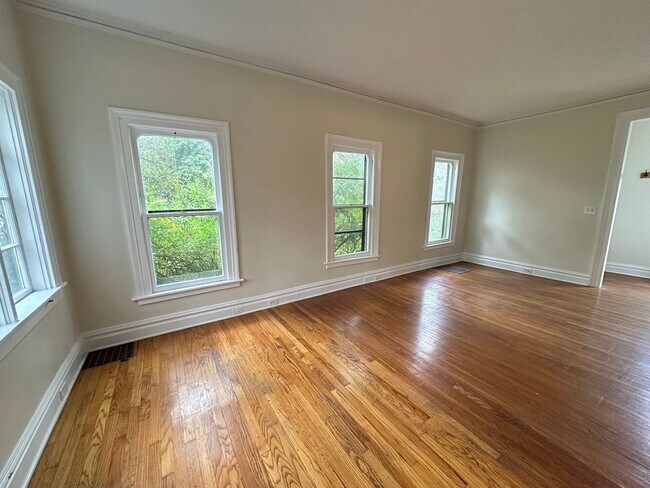 Building Photo - Single Family Heritage Hill Home! Two Bedr...