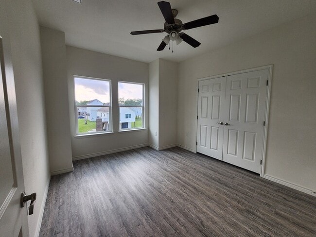 Building Photo - 4-Bed 2 Bath 2 Car Garage-Available July f...