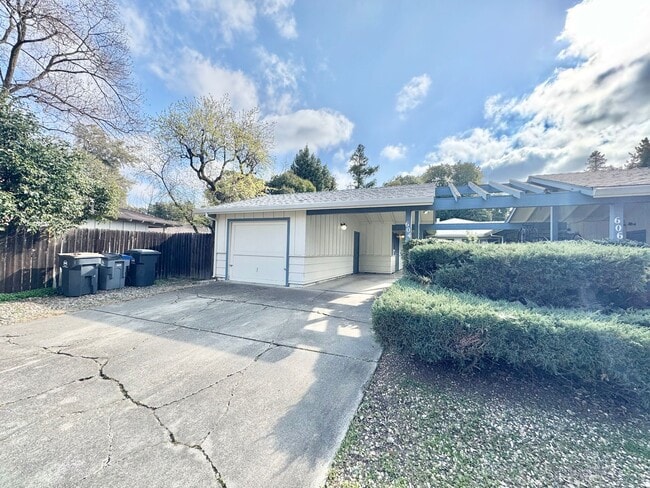 Building Photo - 604 Radcliffe Dr