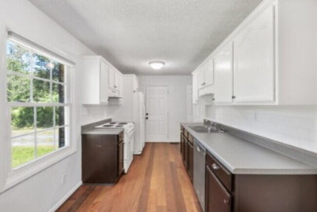Building Photo - 1355 N Rdg St