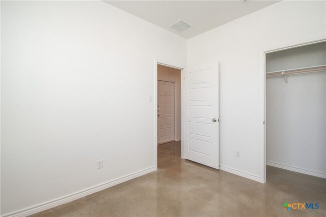 Building Photo - 3907 American Elm Dr