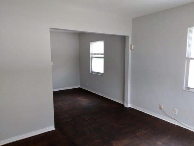 Building Photo - 818 El Vedado
