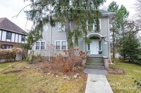 Building Photo - Charming 3 bed 2 bath Property in Prime Lo...