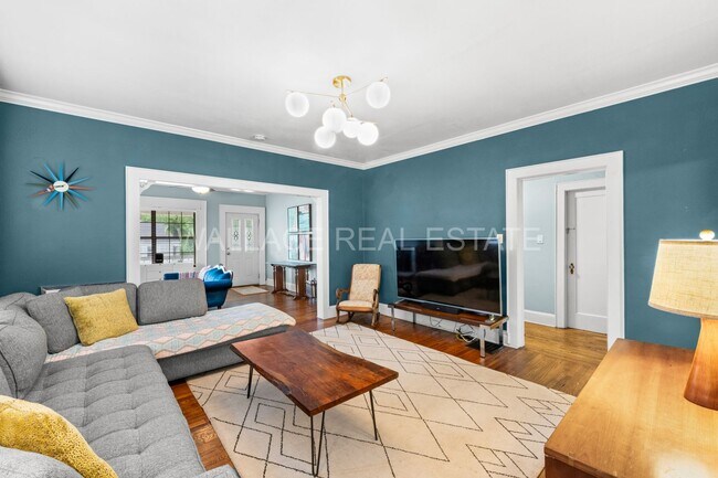 Building Photo - 1930'S AMAZING CRAFTSMAN HOME...3 BEDROOM/...