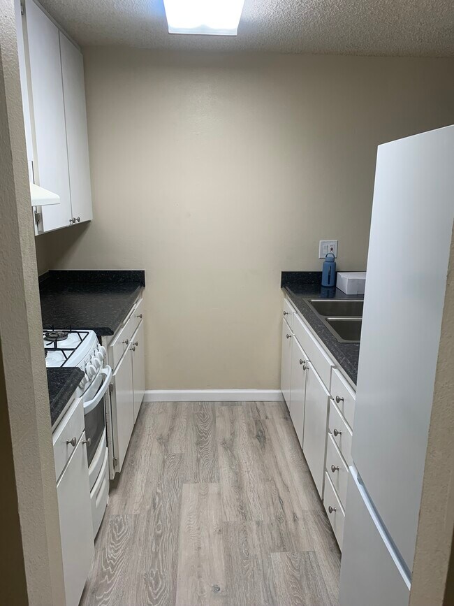 Building Photo - 1625 Hotel Cir S