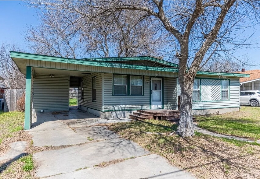 Building Photo - 215 Legion Dr W