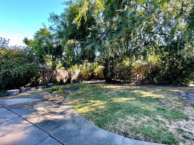 Building Photo - Palo Alto Midtown Updated 4BR Home w/ Spacious Yard