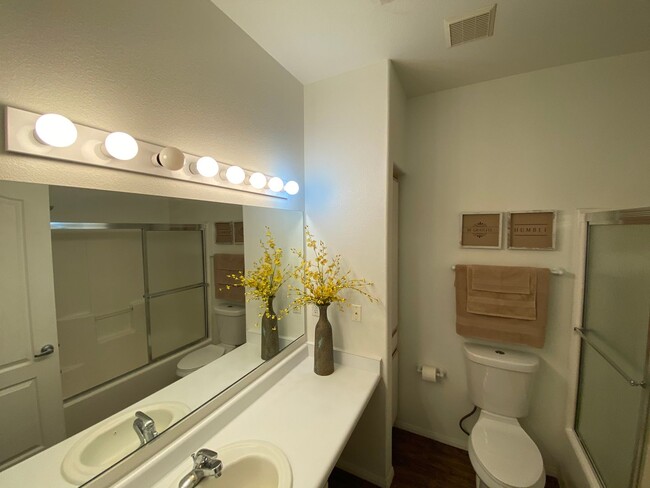 Building Photo - Cute and Charming furnished Condo with att...