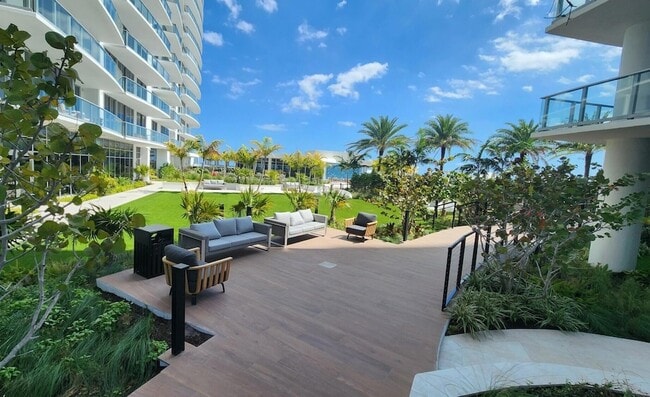 Building Photo - 220 Lake Shore Dr