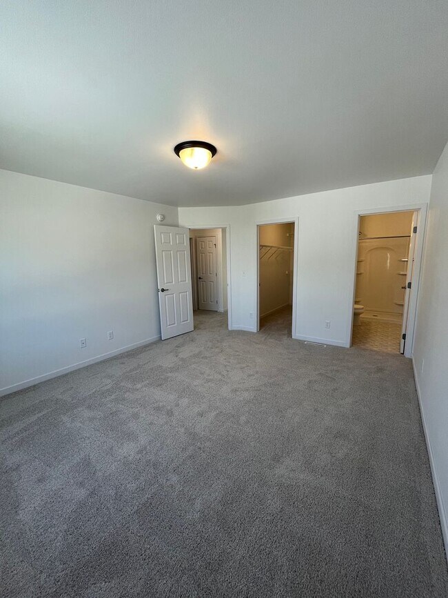 Building Photo - 3 Bed 3 Bath Townhome