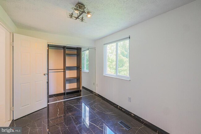 Building Photo - 9 Stillwood Cir