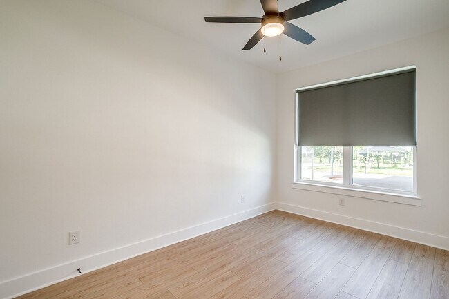 Building Photo - 2341 Benbrook Blvd