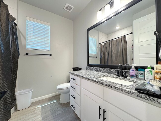 Building Photo - East El Paso 4 bed Refrig A/C!