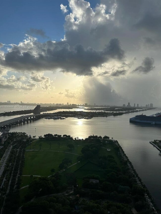 Building Photo - 900 Biscayne Blvd