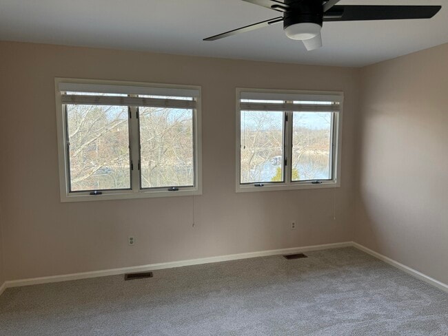 Building Photo - 304 Persimmon Way