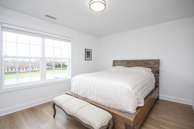 Building Photo - MOVE IN READY - LUXURY TOWNHOUSE!