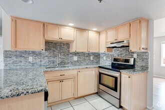 Building Photo - 2 Bed + Den/Office 2 Bath Ground level Condo