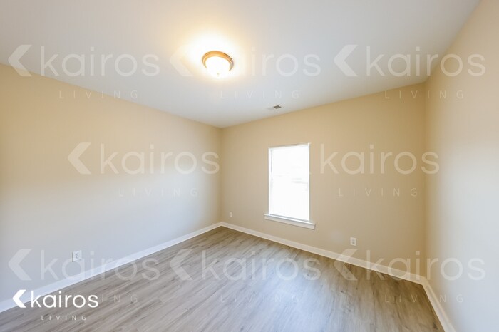 Building Photo - 8007 Shadesbrook Dr