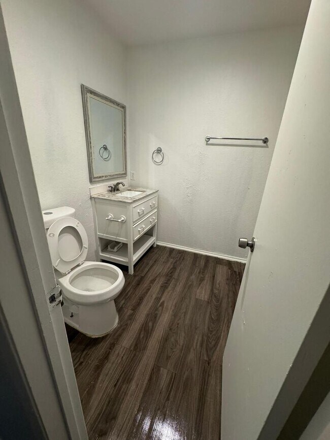 Building Photo - 3338 Country Club Dr