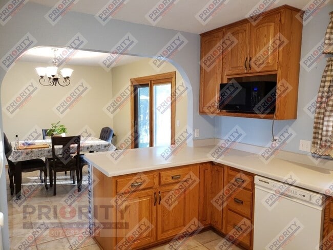 Building Photo - 3 bedroom, 2.5 bath Single-Family Home