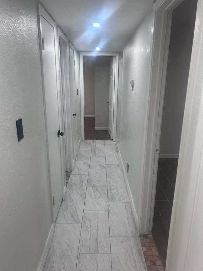 Building Photo - Absolutely Amazing Renovated Home – Move-I...