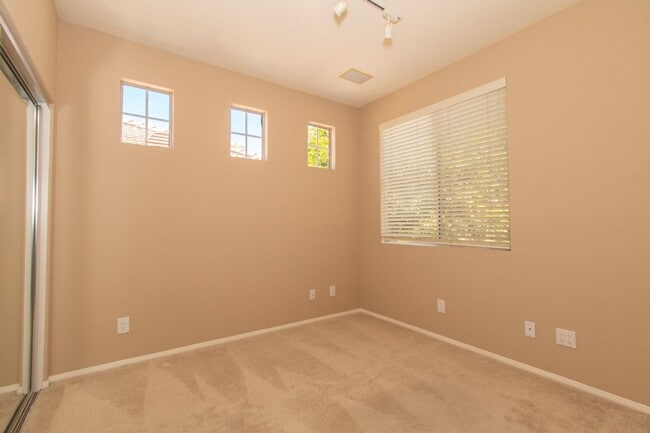 Building Photo - Spacious 3 Bed/2.5 Bath in Desirable UTC La Jolla Community of Toscana