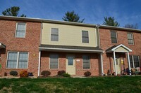 Building Photo - Convenient Broadway Townhouse