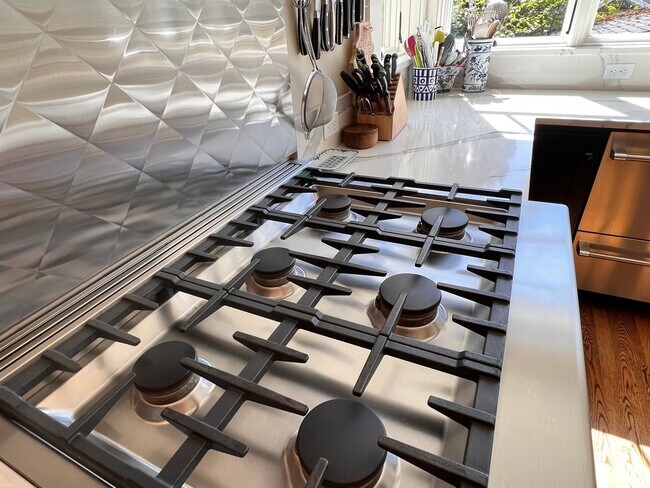 Building Photo - Gorgeous, Executive Living in Beautiful Ma...