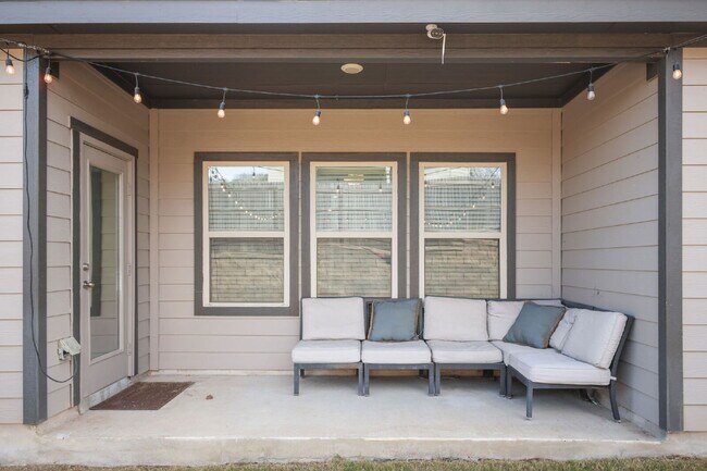 Building Photo - "Charming 3-Bed, 2-Bath Oasis with 1,753 S...