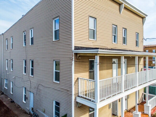 Building Photo - 364 Market St