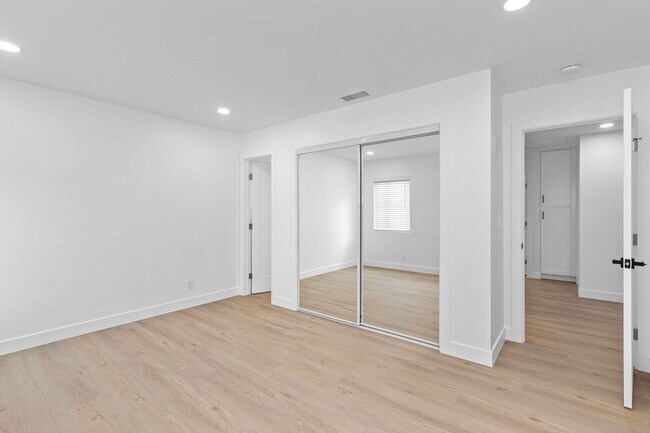 Building Photo - 4 bed main house!