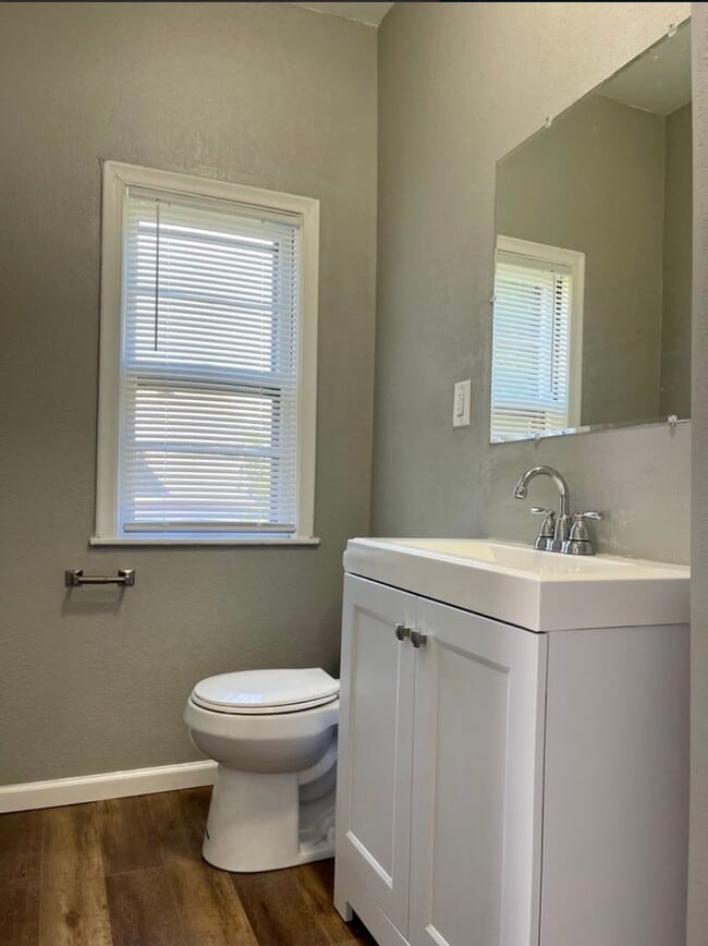 Building Photo - Amazing 5 Bedroom 2Bathroom Duplex in St Paul!!!