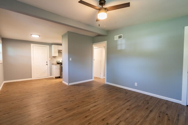 Building Photo - Unique Tulsa Home Available Now! 3 bedroom...