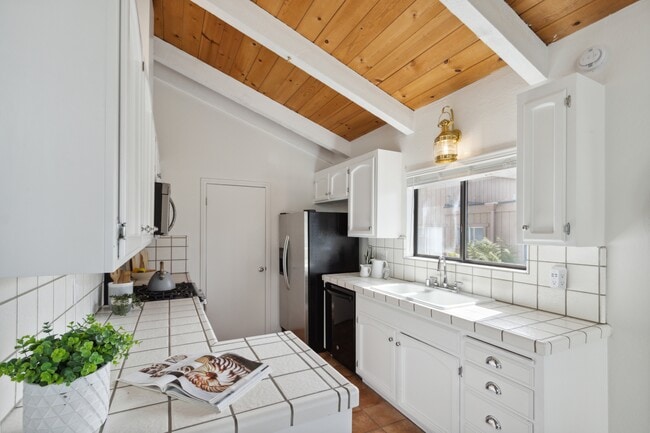 Building Photo - 144 Provincetown Ct