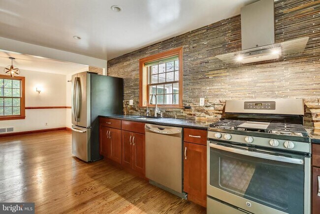 Building Photo - 2325 Highland Ave