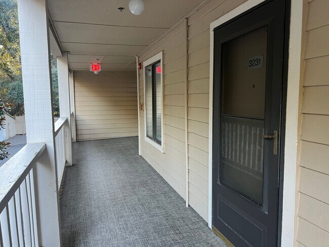Building Photo - Furnished Updated Condo on HHI - Walk to the Beach!