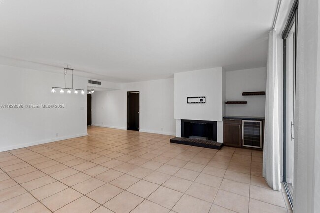 Building Photo - 161 Crandon Blvd