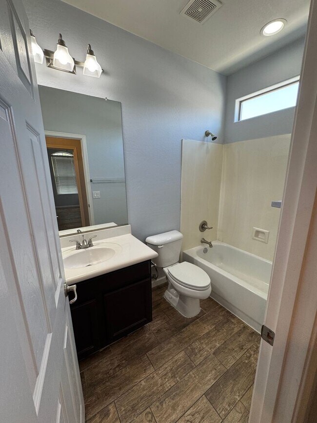 Building Photo - Updated 4 bedroom home in Casa Del Rey Com...