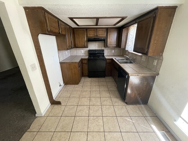 Building Photo - 3-Bedroom Duplex in OKC