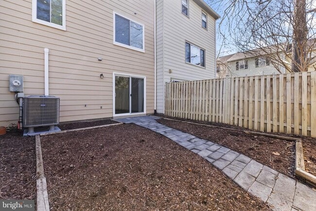 Building Photo - 8234 Stationhouse Ct