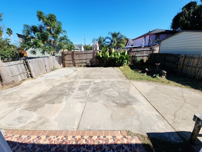 Building Photo - 2333 Pauline St