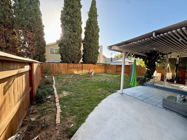 Building Photo - Move in Ready 3bed/3bath, beautiful backyard